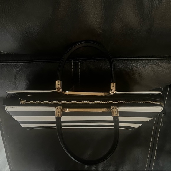 Black & White Striped Leather Purse w/ Zipper Closure and Gold Metal Detailing - Picture 8 of 10